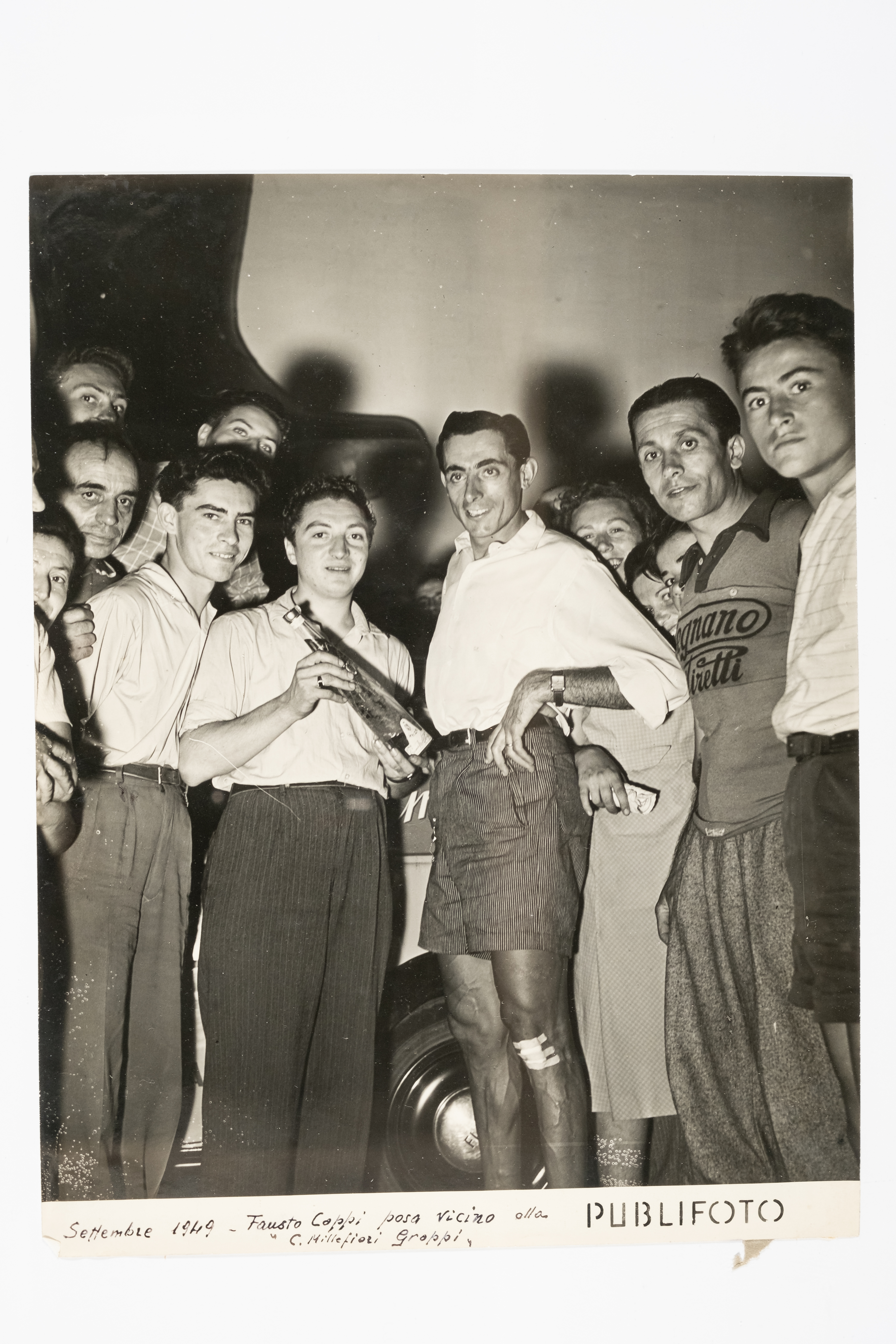 Pubblicità per Distillerie Groppi. Fotografia del Giro di Lombardia del 1949 con Fausto Coppi.